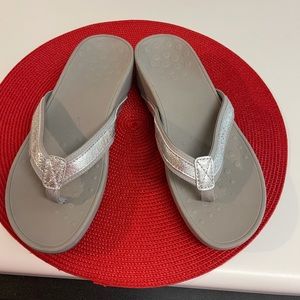 NEW PAIR OF SANDALS BY VIONIC SIZE 9